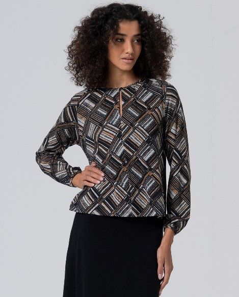 camiseta con abertura de lagrima en escote Negro  SURKANA