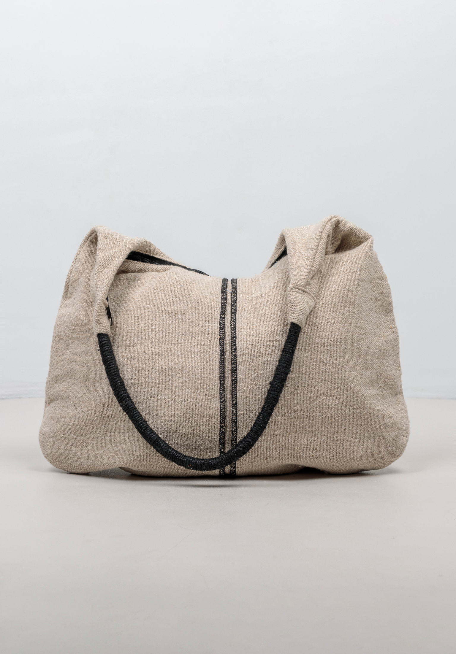 Bolso línea negra POU NOU